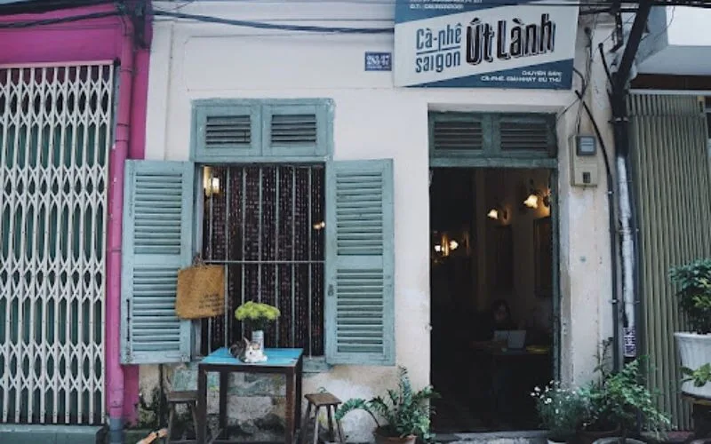 Út Lành Cafe là quán cafe Sài Gòn xưa có không gian khá hoài cổ