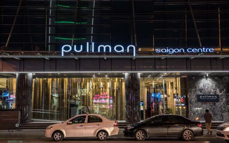 Pullman Saigon Centre có hồ bơi hiện đại