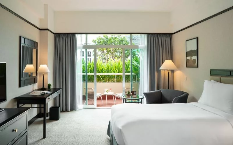 Không gian thoáng đãng, tràn đầy sức sống tại New World Hotel