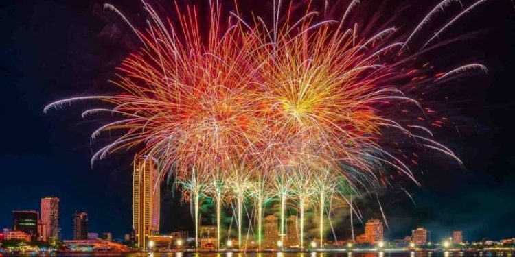 Hãy cùng chiêm ngưỡng màn bắn pháo hoa Tết Dương Lịch lung linh trên bầu trời thành phố biển