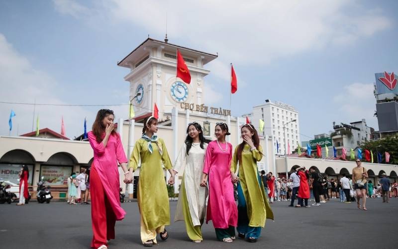 Chụp ảnh Tết tại Chợ Bến Thành là cách tuyệt vời để lưu giữ hơi thở Sài Gòn ngày Tết!