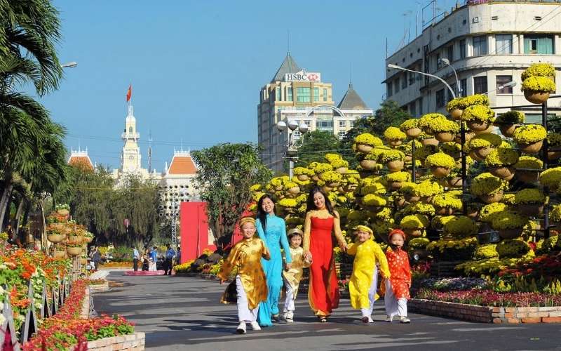 Tạo dáng ngay giữa không gian Tết truyền thống và hiện đại để sở hữu những bức ảnh “đẹp không góc chết”!