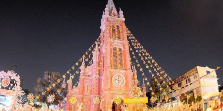 Top 10 nhà thờ trang trí noel đẹp ở Sài Gòn khiến bạn “lạc lối” 