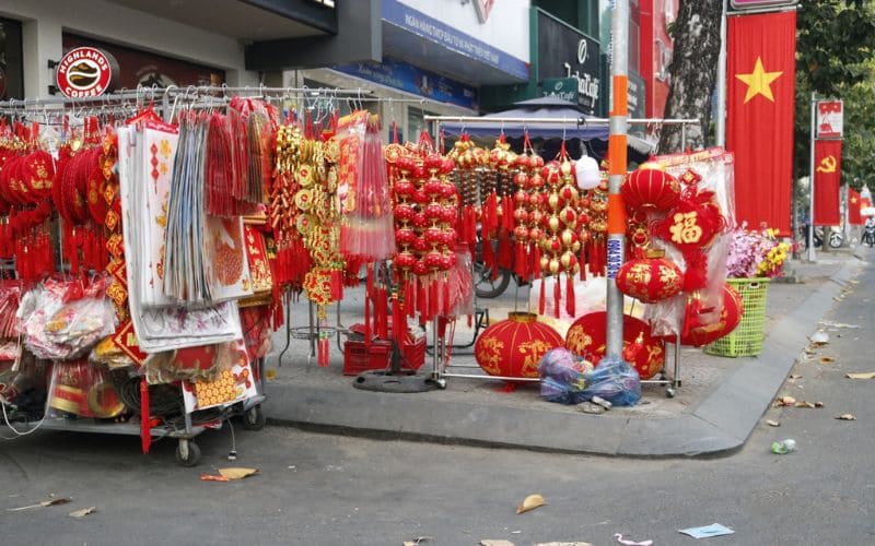 Đường Lê Văn Sĩ bày bán vô vàn các mẫu dây treo, lồng đèn, tranh dán Tết