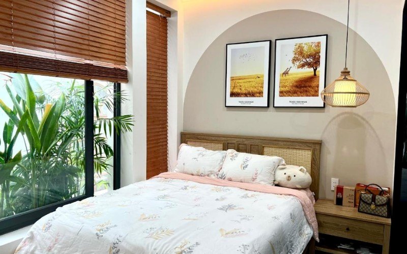 Cozy House SG sở hữu quang cảnh mát mẻ với cây xanh ngoài cửa sổ