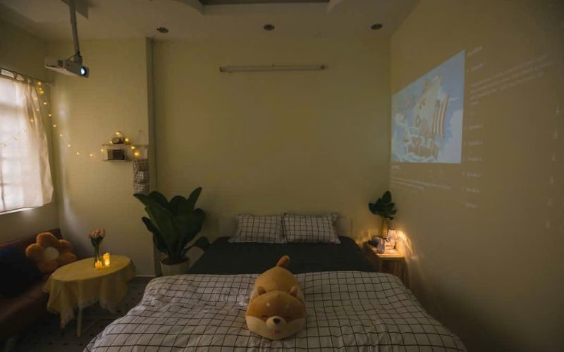 Máy chiếu phim Netflix và giường tại Lalendi homestay