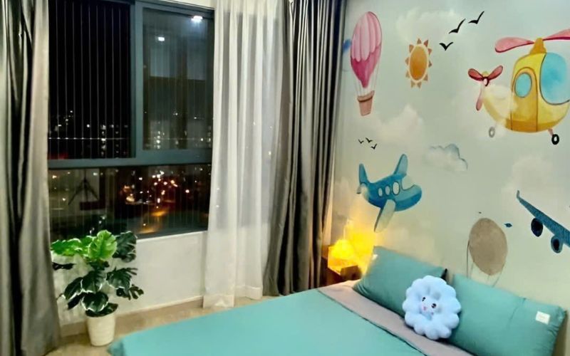 Cửa sổ lớn ngắm view Sài Gòn tại Homie Homestay