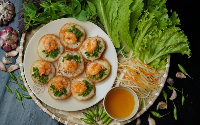 Bánh khọt vàng giòn, nhân tôm tươi ngon, thưởng thức ngay khi đến Vũng Tàu