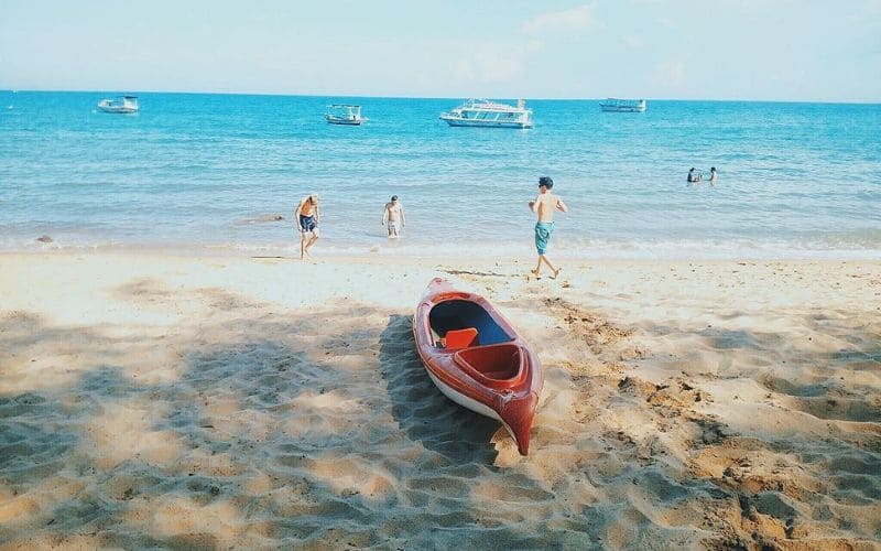Bãi Rạng Đà Nẵng | Ốc đảo nghỉ dưỡng nên đến một lần 10 Những chiếc thuyền kayak được trang bị sẵn trên bãi biển