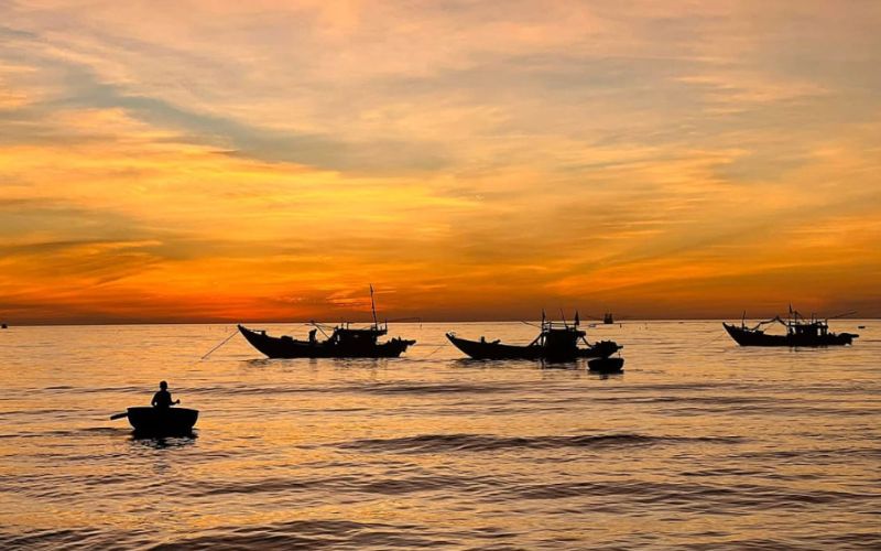 Bãi tắm Mân Thái - Trải nghiệm đáng nhớ tại bãi biển Đà Nẵng 9 Bình minh trên Mân Thái tạo nên một bức tranh sống động