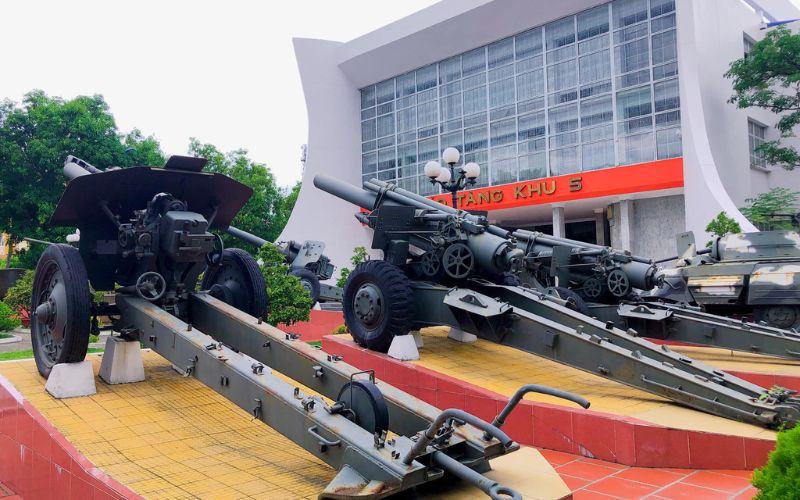 Bảo tàng Quân khu 5 Đà Nẵng - Hành trình khám phá đầy ý nghĩa 7 Khu vực ngoài trời của bảo tàng chủ yếu trưng bày các loại vũ khí hạng nặng