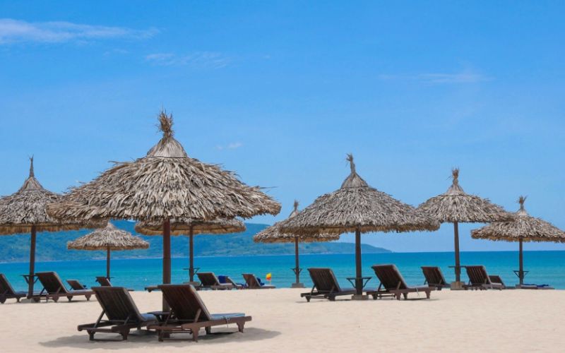 Biển Bắc Mỹ An: Điểm đến lý tưởng cho kỳ nghỉ tại Đà Nẵng 7 Bãi biển được bao quanh bởi hàng dừa xanh mát và khu nghỉ dưỡng sang trọng
