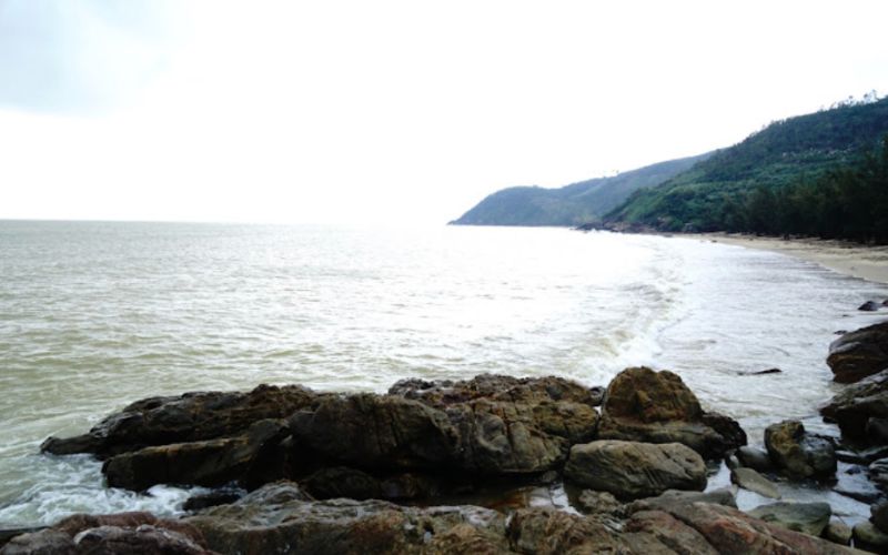 Trải nghiệm biển Làng Vân - Bước chân đến thiên đường biển hoang sơ 6 Bãi đá hoang sơ tại biển Làng Vân