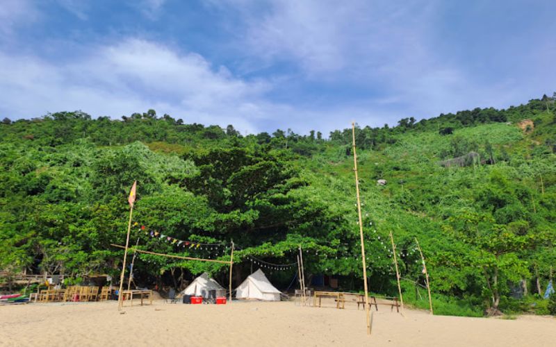 Trải nghiệm biển Làng Vân - Bước chân đến thiên đường biển hoang sơ 8 Cắm trại qua đêm là hoạt động hấp dẫn tại đây