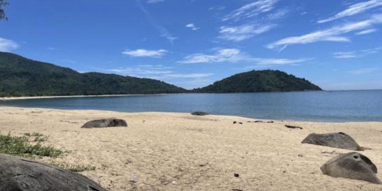 Trải nghiệm biển Làng Vân - Bước chân đến thiên đường biển hoang sơ