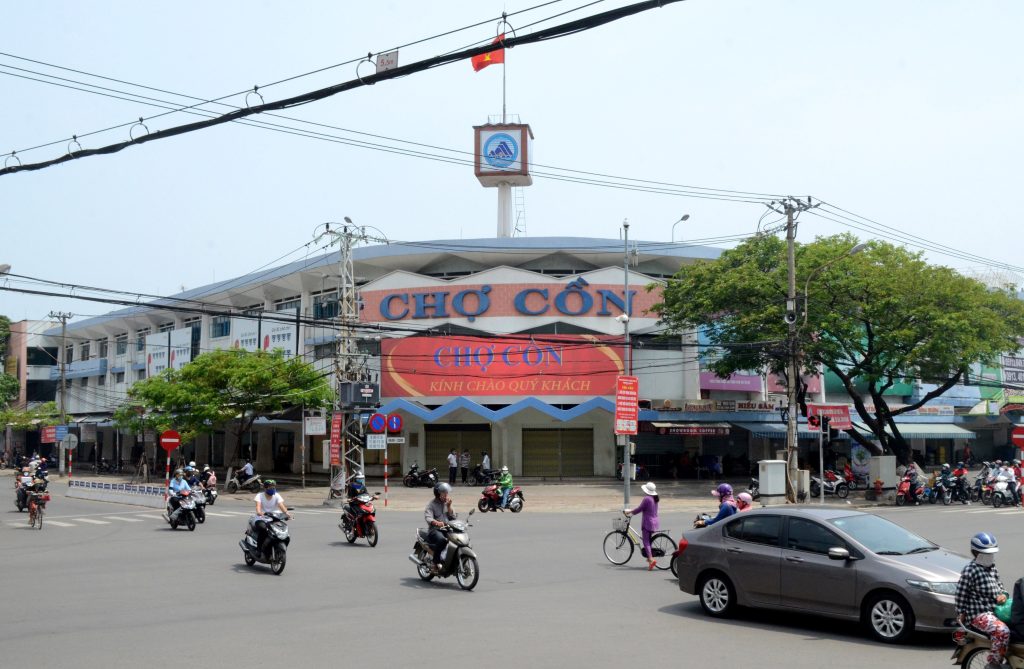 Chợ Cồn là điểm tham quan gần biển Thanh Bình