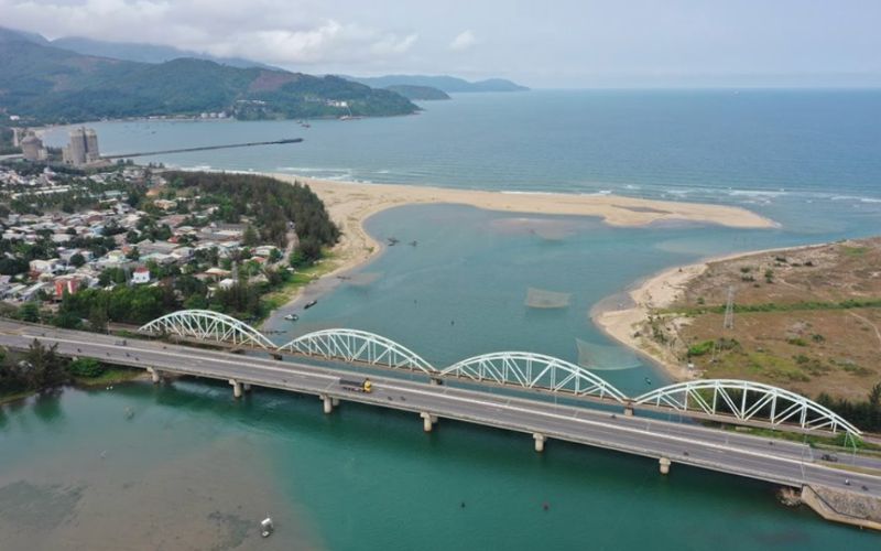 Chiêm ngưỡng vẻ đẹp hoang sơ của cầu Nam Ô Đà Nẵng 6 Vẻ đẹp hoang sơ của cầu Nam Ô nhìn từ góc độ trên cao