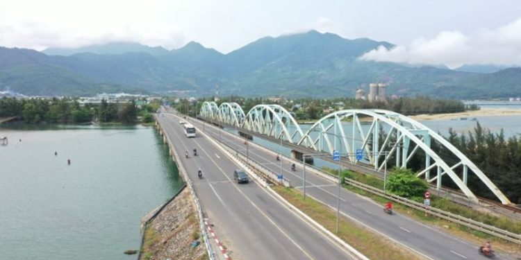 Chiêm ngưỡng vẻ đẹp hoang sơ của cầu Nam Ô Đà Nẵng