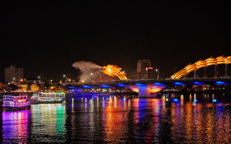 Cầu Rồng Đà Nẵng - Biểu Tượng Độc Đáo và Điểm Đến Hấp Dẫn 8 Ngắm cảnh ở ngay trên cầu Rồng