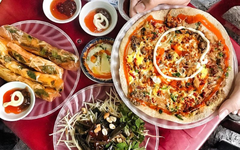 Cầu Trần Thị Lý - Nét chấm phá hiện đại trên dòng sông Hàn 8 Dưới chân cầu Trần Thị Lý là một thiên đường ẩm thực với vô số món ăn vặt hấp dẫn