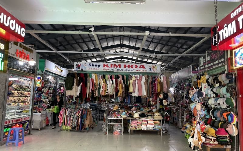 Chợ An Hải Bắc – Địa điểm khám phá ẩm thực và mua sắm hấp dẫn 9 Mọi người có thể đến chợ để mua sắm thoải mái với khu thời trang đa dạng