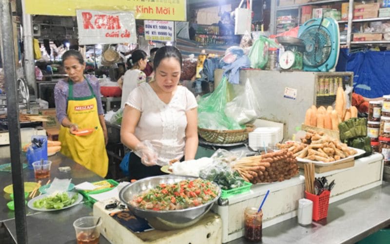 Ngao du khu chợ Bắc Mỹ An | Thiên đường ẩm thực bậc nhất Đà Nẵng 7 Quầy hàng ẩm thực hoạt động vô cùng sôi nổi bên trong chợ