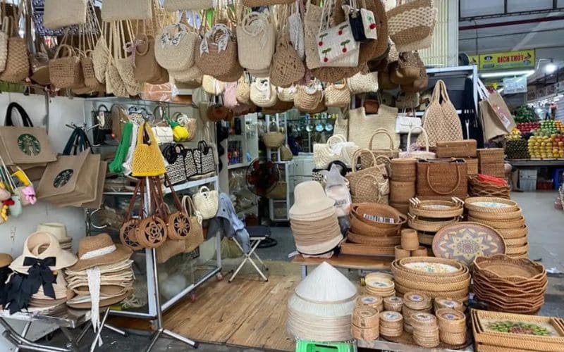 Chợ Hàn Đà Nẵng - Khu chợ ẩm thực và mua sắm nổi tiếng lâu đời 11 Nhiều mẫu thời trang cho du khách chọn mua