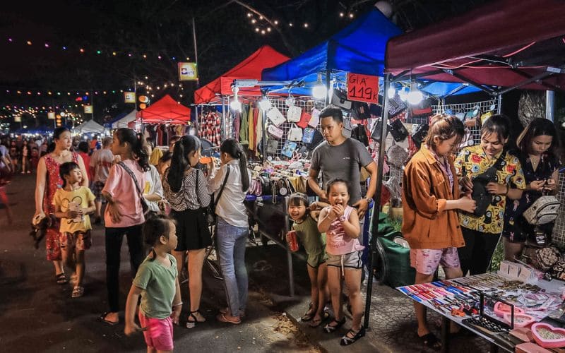 Chợ Hòa Khánh | Thiên đường mua sắm nhộn nhịp nhất Đà Nẵng 8 Hoạt động buôn bán ở chợ náo nhiệt vào ban đêm
