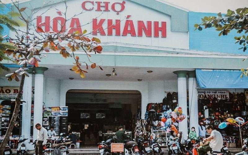 Chợ Hòa Khánh | Thiên đường mua sắm nhộn nhịp nhất Đà Nẵng 10 Cổng chợ rất lớn giúp du khách sẽ dễ dàng nhận thấy lối vào