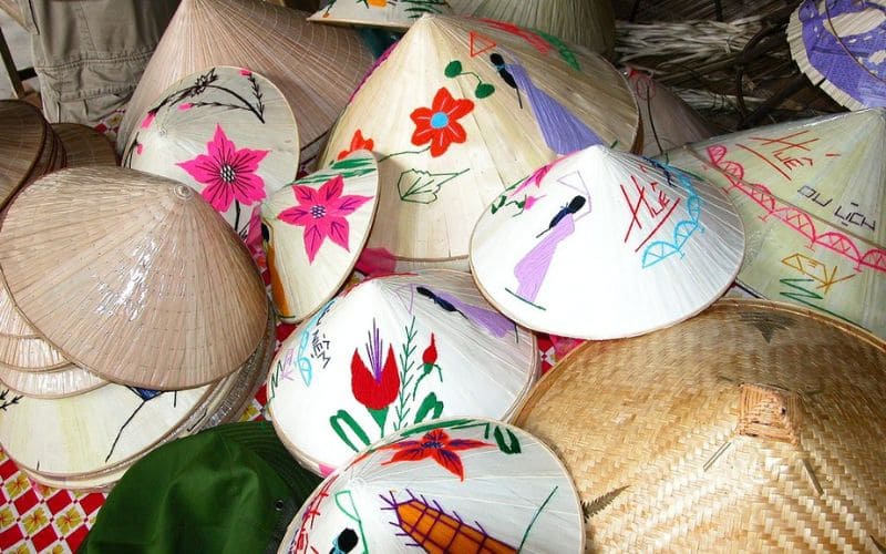 Chợ Hòa Khánh | Thiên đường mua sắm nhộn nhịp nhất Đà Nẵng 11 Mặt hàng mỹ nghệ truyền thống được bày bán rất nhiều ở chợ