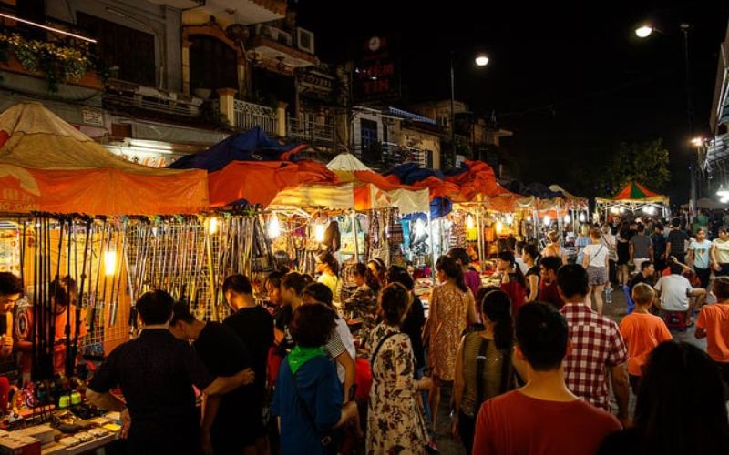 Một góc chợ Mai vào khung giờ chiều tối nổi bật với nét đẹp cổ kính