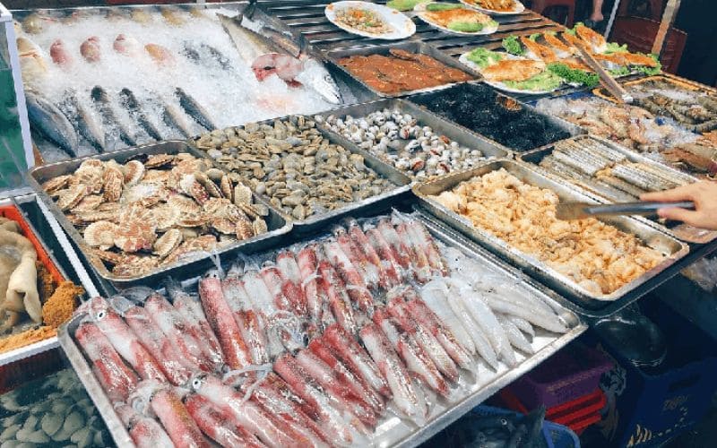Quầy hàng thủy sản tập trung vào chất lượng ở chợ Mai