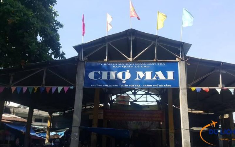 Cổng chợ Mai Đà Nẵng nằm ở mặt tiền đường và rất dễ nhận biết