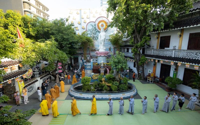 Chùa Bát Nhã Đà Nẵng - Nơi an yên giữa lòng thành phố biển 10 Bức tượng phật Quan Âm ngoài sân trang nghiêm