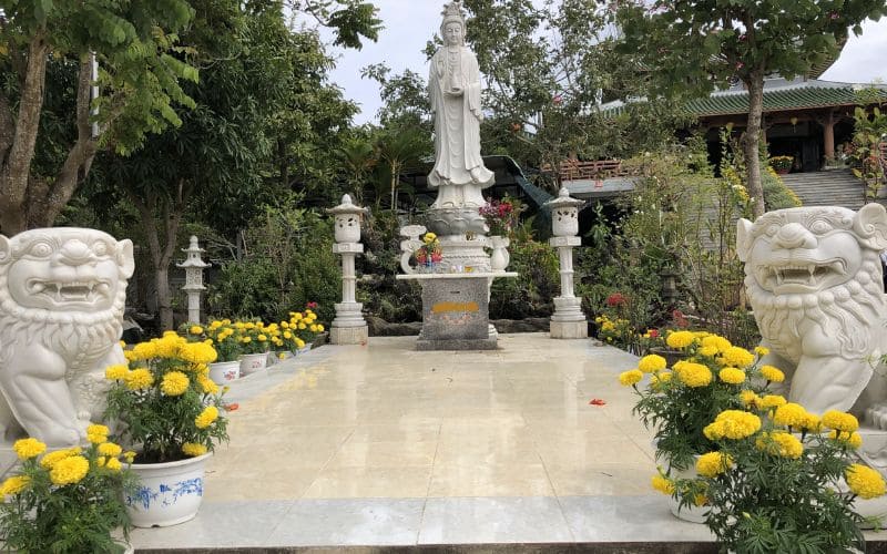 Chùa Hương Sơn Đà Nẵng – Điểm đến bình yên và linh thiêng 9 Không gian ngôi chùa rộng rãi và hài hòa với thiên nhiên