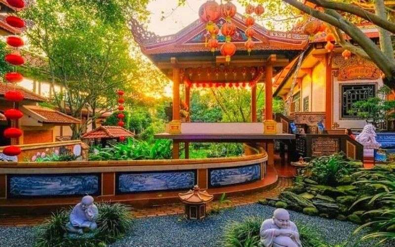 Chùa Nam Sơn - Trải nghiệm văn hóa tâm linh tại Đà Nẵng 13 Cây cầu Tam Tạng màu cam gạch