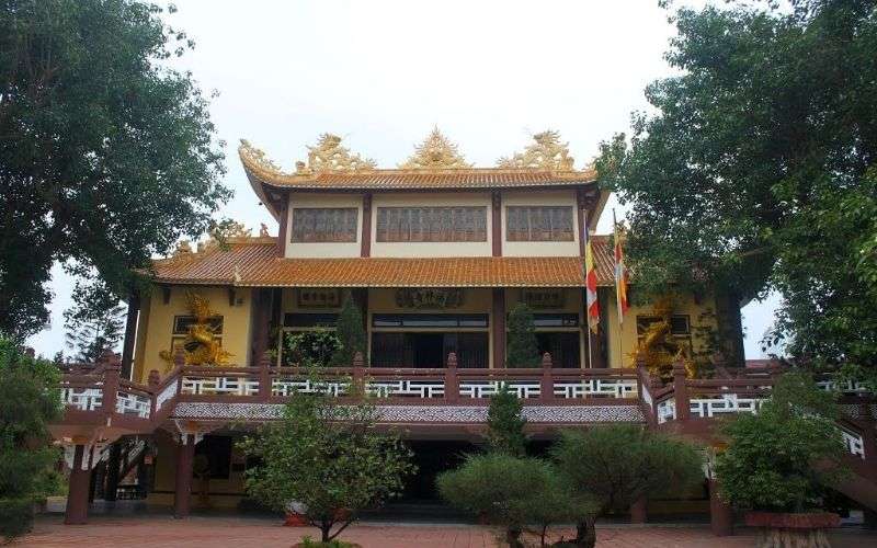 Chùa Pháp Lâm Đà Nẵng - Khám phá tượng Phật Di Lặc Vàng 9 Khu chánh điện được trang trí tỉ mỉ, mang đậm dấu ấn Phật giáo