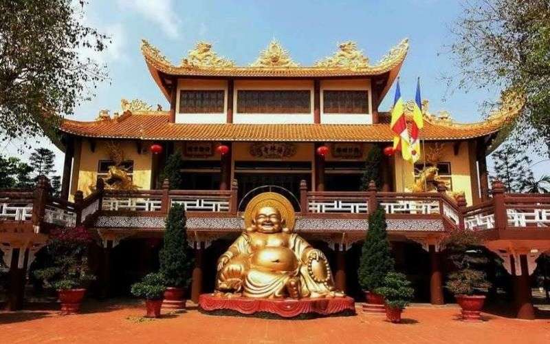 Chùa Pháp Lâm Đà Nẵng - Khám phá tượng Phật Di Lặc Vàng 12 Chùa có không gian yên tĩnh, mát mẻ