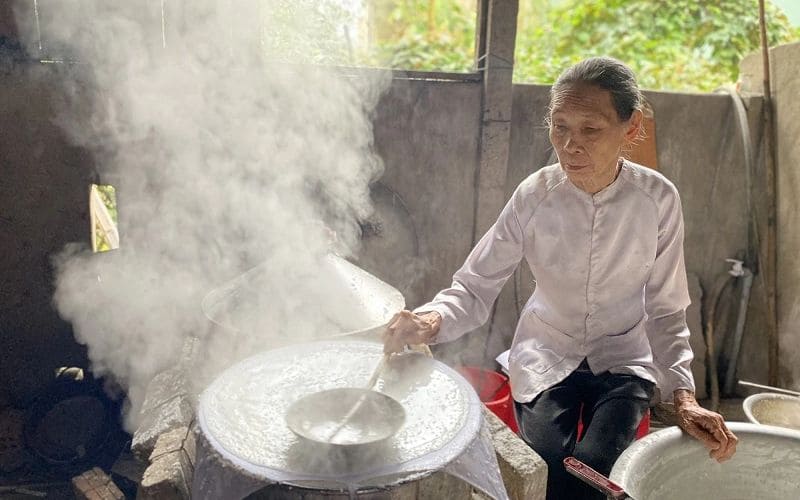 Làng nghề bánh tráng Túy Loan - Nơi tô điểm ẩm thực miền Trung 8 Một nghệ nhân nổi tiếng trong làng Túy Loan đang thực hiện làm một mẻ bánh
