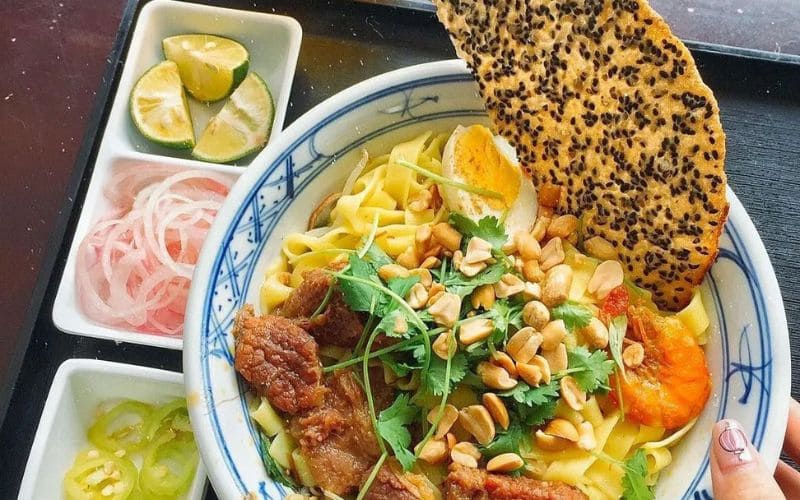 Làng nghề bánh tráng Túy Loan - Nơi tô điểm ẩm thực miền Trung 11 Bánh tráng mè Túy Loan là một phần không thể thiếu trong mỗi bát mì Quàng