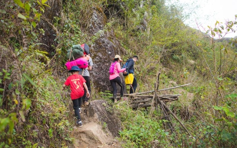 Ngầm Đôi Đà Nẵng - Tuyệt tác thiên nhiên giữa núi rừng miền Trung 11 Đường leo núi tại Ngầm Đôi Đà Nẵng rất đơn giản và phù hợp với nhiều đối tượng