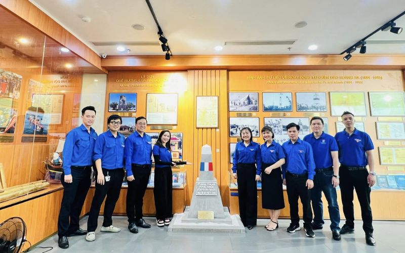 Nhà Trưng bày Hoàng Sa: Minh chứng chủ quyền biển đảo Việt Nam 7 Nhiều đoàn khách là các bạn học sinh, sinh viên đến thăm quan, học tập