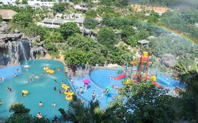 Khung cảnh của công viên suối khoáng nóng Thần Tài nhìn từ xa