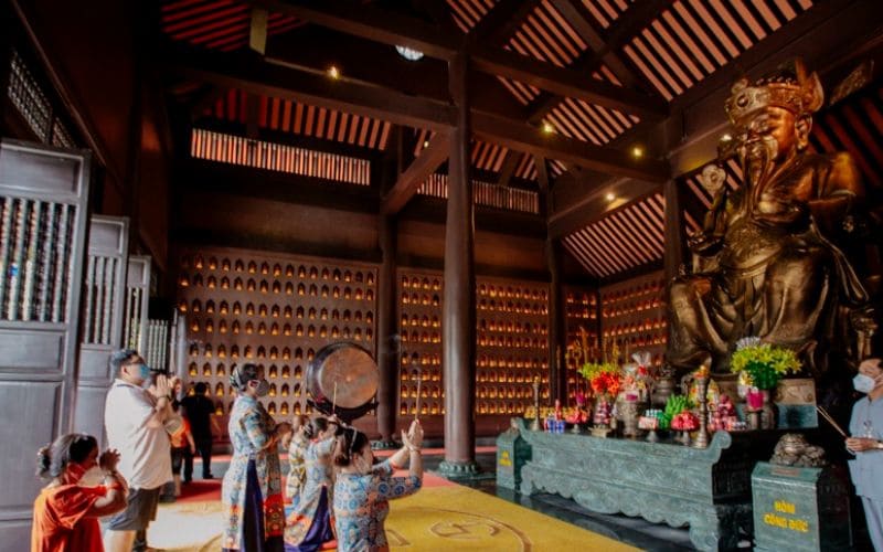 Đền Thần Tài mang một vẻ đẹp rất uy nghiêm và tráng lệ