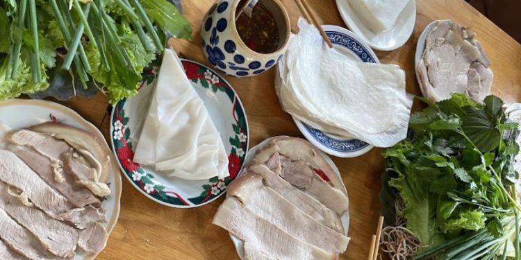 Quán Mậu Đà Nẵng - Thưởng thức bánh tráng cuốn thịt heo xứ Quảng