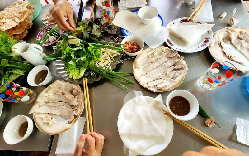 Quán Mậu - Quán ăn nổi tiếng với món bánh tráng cuốn thịt heo