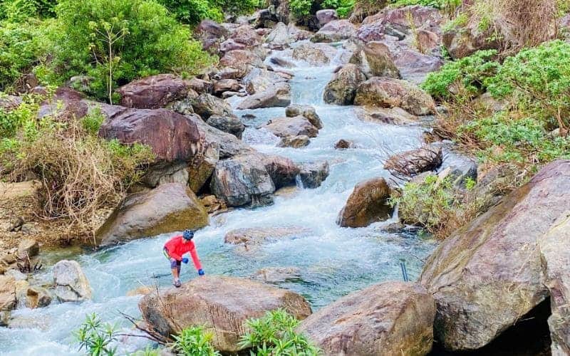 Suối Đá Đà Nẵng - Địa điểm camping chất lượng nhất năm 2025 8 Suối đá Đà Nẵng mang một vẻ đẹp rất hoang sơ và yên bình