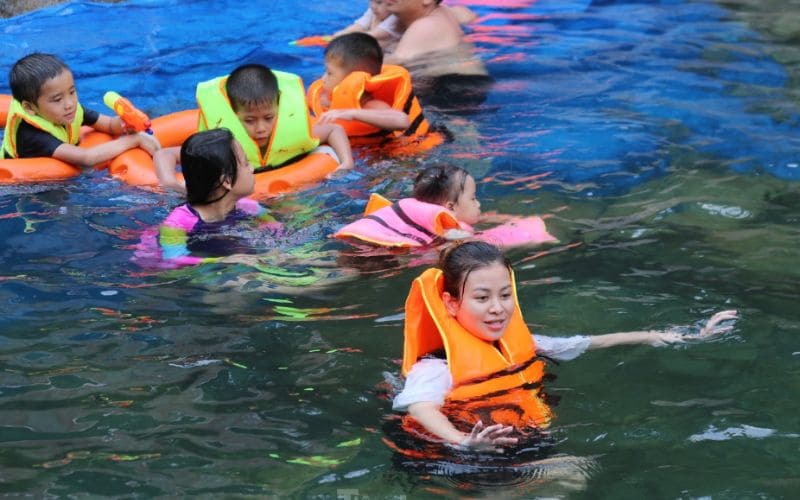 Suối Đá Đà Nẵng - Địa điểm camping chất lượng nhất năm 2025 12 Tận hưởng cảm giác mát lạnh tại dòng suối tinh khiết