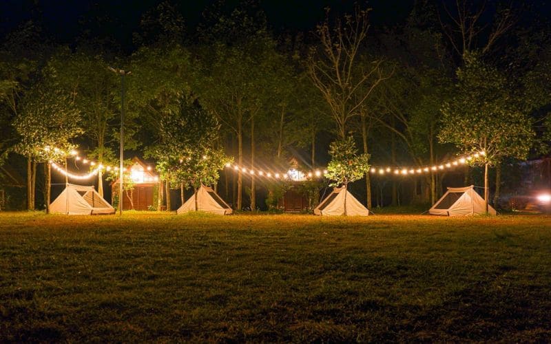 Khu du lịch Suối Hoa Đà Nẵng - Điểm đến tuyệt vời cho mọi kỳ nghỉ 10 Khu vực chòi được chiếu sáng đầy đủ và phát quang cây cỏ thoáng mát
