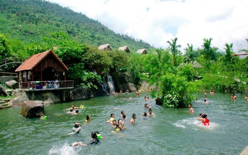 Khu du lịch Suối Hoa Đà Nẵng - Điểm đến tuyệt vời cho mọi kỳ nghỉ 13 Tắm suối là một hoạt động không thể thiếu khi đến trải nghiệm tại Suối Hoa